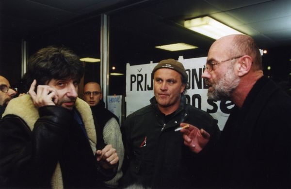 Michael Kocáb (uprostřed) a Jan Ruml (s Břetislavem Rychlíkem vpravo) při demonstraci během krize ve veřejnoprávní televizi v roce 2001.