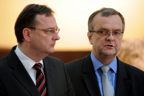 Mezi Petrem Nečasem a Miroslavem Kalouskem jsou napjaté vztahy, které znesnadňují jednání koalice.