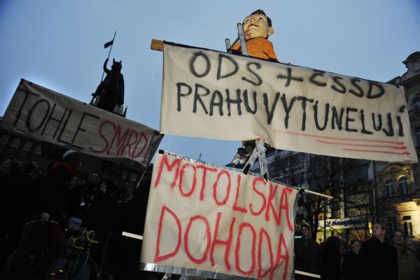Demonstrovat proti velké koalici přišlo nejméně tisíc lidí.
