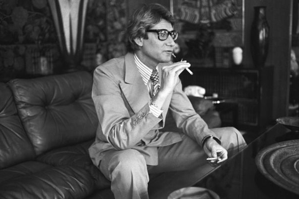 Návrhář Yves Saint Laurent v roce 1974. Návrhář Yves Saint Laurent v roce 1974.
