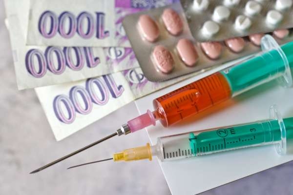 Za uměle vytvářenými zdravotnickými panikami stojí zjevně farmaceutické konerny. 