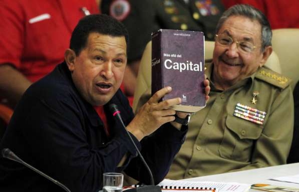 Castro junior a Chávez s knihou o kapitálu.