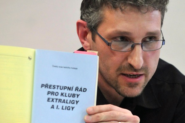 Extraligu čeká zásadní rozhodnutí. V očekávání je i právník Plzně Tomáš Tesař.