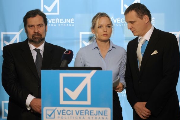 Věcem veřejným se nedaří zastavit svůj propad.