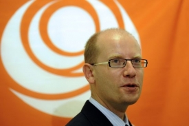 Úřadující šéf ČSSD Bohuslav Sobotka má důvod k radosti. Podle průzkumu STEM by teď jeho strana ve volbách zvítězila.