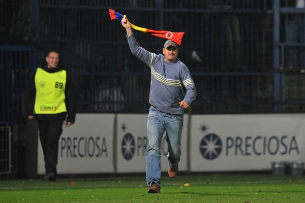 Fanoušek Sparty, který ve 13. kole vběhl v Liberci na hřiště, zaplatil pokutu 50 tisíc korun.
