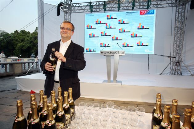 Miroslav Kalousek oslavuje po úspěchu TOP 09 ve volbách.