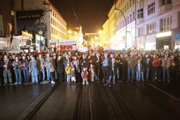 Snímek z minulého roku, kdy Češi slavili 20. výročí revoluce. Snímek z minulého roku, kdy Češi slavili 20. výročí revoluce.