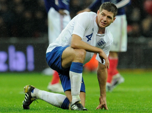 Steven Gerrard vydýchává zranění z reprezentačního utkání s Francií.