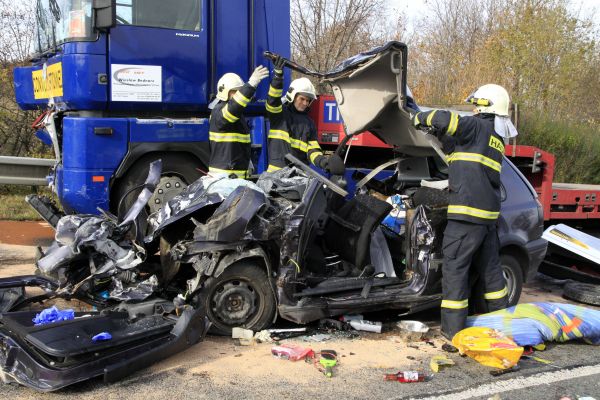 Aby nedocházelo k podobným situacím, instalují automobilky do vozů asistenční systémy, které řidičům pomáhají.