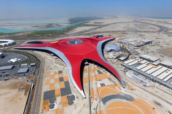 Ferrari World v Abú Dhabí.