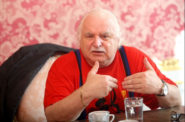 Milan Knížák zase válí.