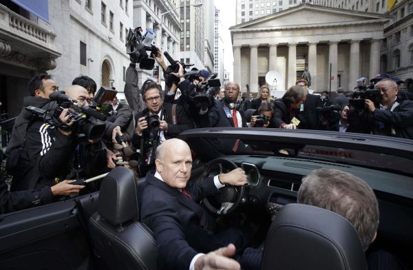 Šéf automobilky GM Daniel Akerson před newyorskou burzou.