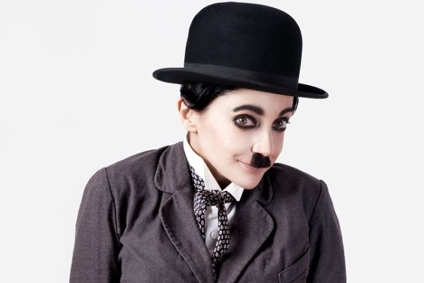 Lucie Bílá jako Charlie Chaplin v kalendáři Proměny 2011.