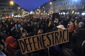 Schytali to i demonstranti proti koalici.