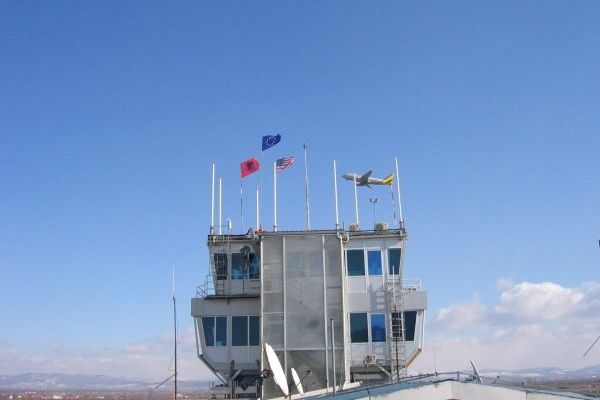 Kosovo navazuje na starou jugoslávskou tradici pojmenovávat letiště po vojevůdcích.