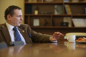 Nápad ministra dopravy Víta Bárty zapojit do výstavby dálnic Číňany u Zdeňka Škromacha hodně narazil.
