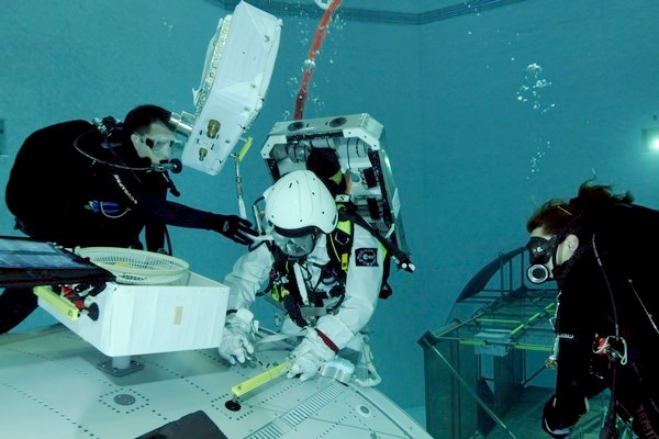 Astronaut trénuje opravu vnějšího pláště Mezinárodní vesmírné stanice.
