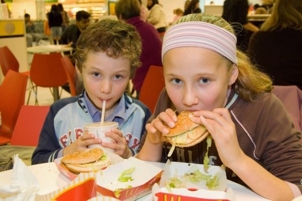 Návštěvu fast foodu musejí děti vyvážit množstvím zeleniny, ovoce a pohybu. 