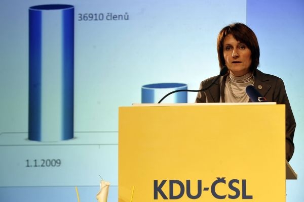 Lidovci volí na mimořádném sjezdu ve Žďáru nad Sázavou svého předsedu. Lidovci volí na mimořádném sjezdu ve Žďáru nad Sázavou svého předsedu.