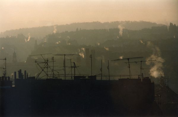 Obyvatele Prahy, Ostravy i severu Čech dusí smog (ilustrační foto).