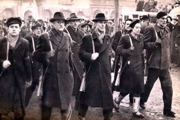 Pochodující milicionáři v únoru 1948.
