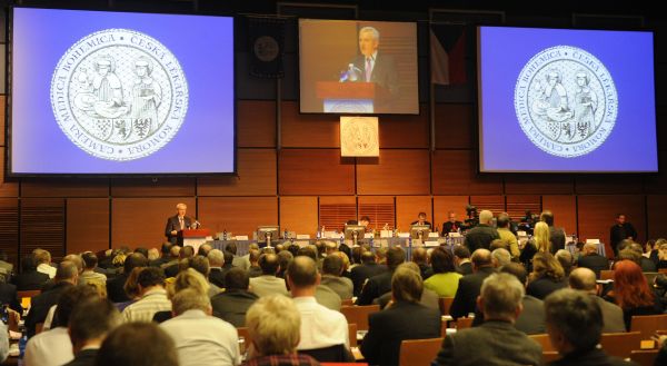 Česká lékařská komora podpořila ministra zdravotnictví Leoše Hegera. Česká lékařská komora podpořila ministra zdravotnictví Leoše Hegera.