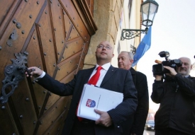 Martin Barták je na neplacené dovolené poté, co ho vysoce postavený člen vedení Tatry William Cabaniss obvinil z žádosti o úplatek.