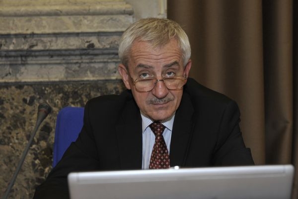 Situace lékařů v českém zdravotnictví se dramatizuje, odejít chce podle Hegera až sedm tisíc lékařů. Situace lékařů v českém zdravotnictví se dramatizuje, odejít chce podle Hegera až sedm tisíc lékařů.