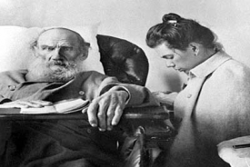 L. N. Tolstoj na úmrtním loži.   