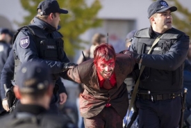 V Lisabonu nechyběly ani protesty.