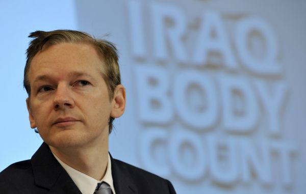 Šéf WikiLeaks Julian Assange čelí mezinárodnímu zatykači.