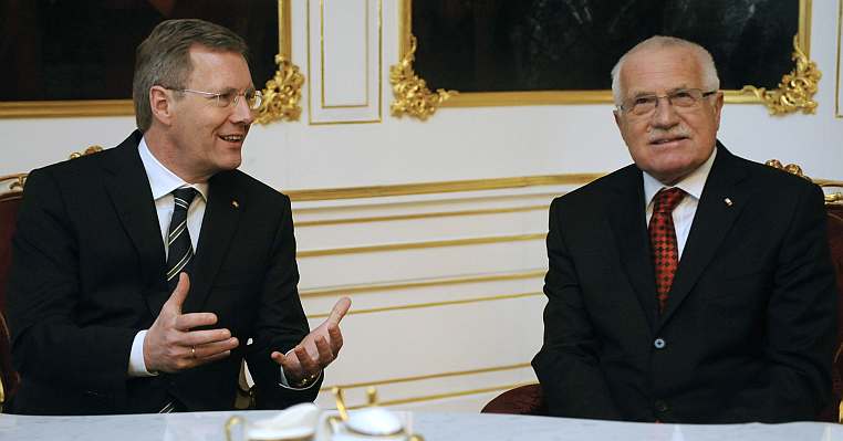 Prezident Václav Klaus probíral se svým německým protějškem Christianem Wulffem situaci okolo eura. Prezident Václav Klaus probíral se svým německým protějškem Christianem Wulffem situaci okolo eura.