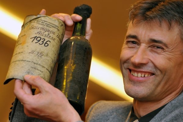 Součástí dobročinné aukce bylo i víno z roku 1936, pravděpodobně nejstarší v České republice.