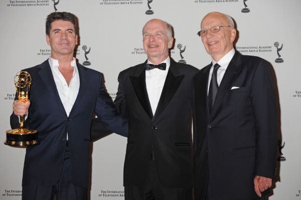 Cenu Emmy získal za životní dílo drsný porotce talentů Simon Cowell (na snímku vlevo). Cenu Emmy získal za životní dílo drsný porotce talentů Simon Cowell (na snímku vlevo).