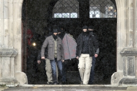 Ze zámku v Bečově na Karlovarsku přivezl relikviář speciální vůz chráněný policisty. 