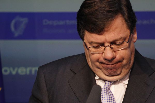 Premiér Brian Cowen se v pondělí ocitl pod velkým tlakem.