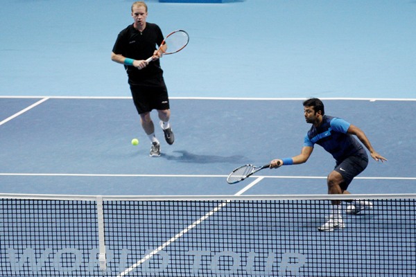 Lukáš Dlouhý (vlevo) a Leander Paes na Turnaji mistrů.