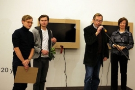 Diplomy jim předal Václav Havel.