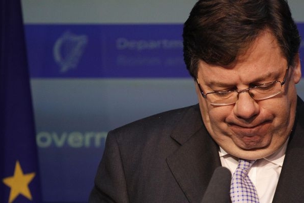 Irský premiér Brian Cowen přiznal, že země má velké potíže.