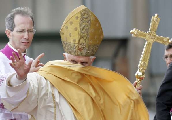 Benedikt XVI. odhaluje v knize i své soukromí. Na snímku ve Španělsku. 