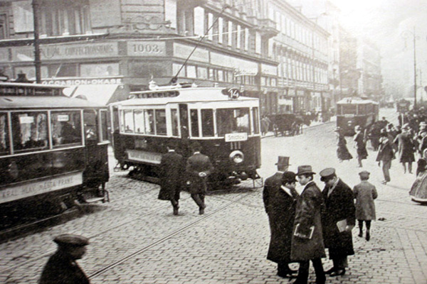 Křižovatka v centru Prahy v roce 1910. Snímek z časopisu Český svět. 