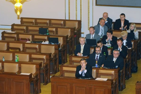 Poslanci přijdou příští rok pravděpodobně o víc než sto milion korun. Poslanci přijdou příští rok pravděpodobně o víc než sto milion korun.