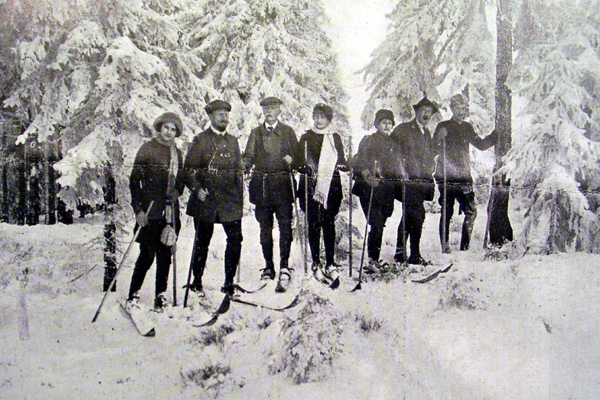 Zatímco horalé mrzli a trpěli nouzí, průkopníci lyžování vyrazili s prvním sněhem do hor. V pátek 25. 11. 1910 už se lyžovalo v Krkonoších (na snímku) i na Vysočině v okolí Nového Města na Moravě. 
