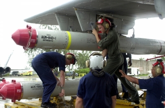 Američané umisťují střely Harpoon na P-3 "Orion". Cvičení s Jihokorejci.  