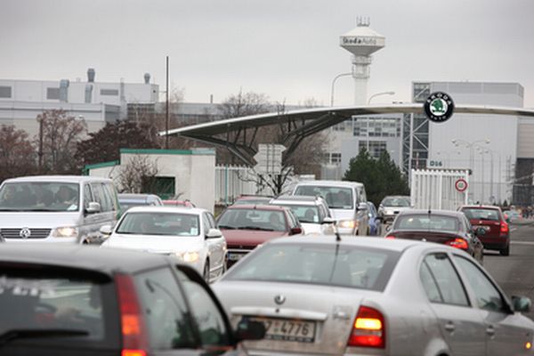 Zaměstnanci automobilky dostanou tisícové prémie za víkendy.