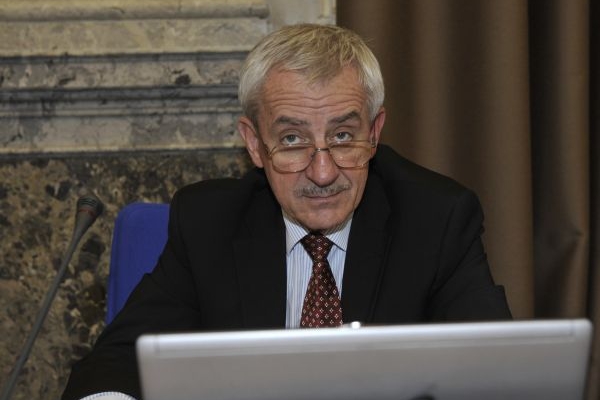 Podle Hegera ohrozí některá zdravotnická zařízení hlavně odchod lékařů. 