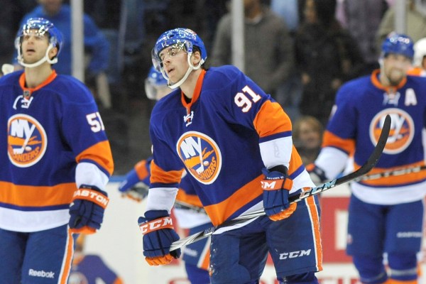 Islanders hrají špatně, i když mají Johna Tavarese (91).