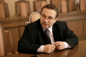 Ministr Dobeš chce sjednotit práci učitelek v mateřských školkách. 
