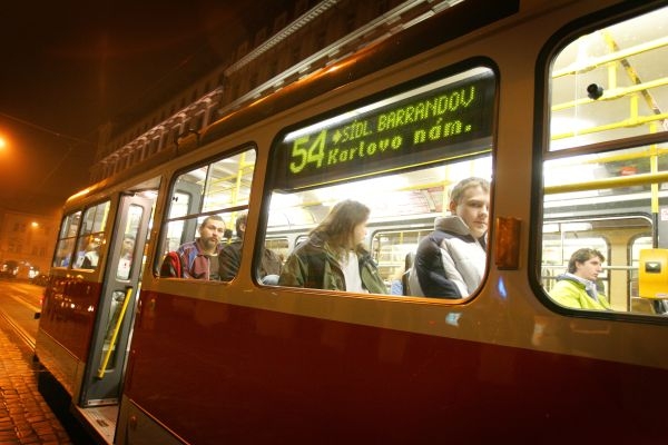 Noční tramvajím ulehčilo prodloužení provozu metra (ilustrační foto).